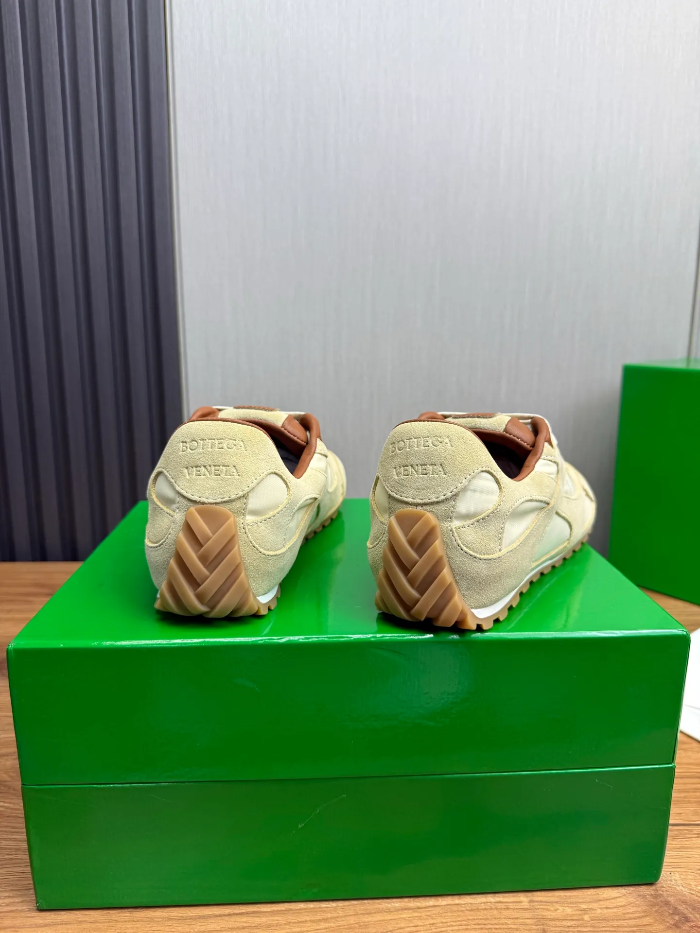 Men's men's shoes💰540💰 Bottega Veneta｜BV's new Forrest Gump shoes. Dexun shoes🩷💚 Sneaker technology nylon and suede, inspired by retro sneakers, light, comfortable, breathable and essential item. Original wear-resistant and non-slip rubber outsole❕❗️ Size: Female 35-40 (40 is custom-made and cannot be returned) Male 39-45 (45 is custom-made and cannot be returned or exchanged)
